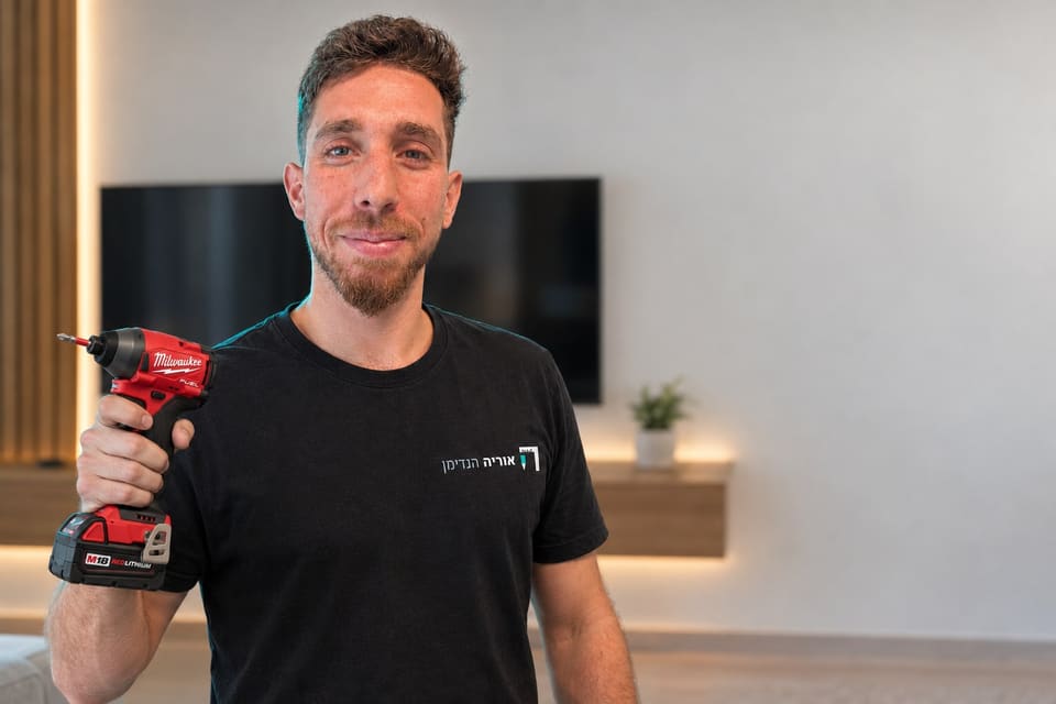 אוריה, בחולצת אוריה הנדימן ומברגה ביד